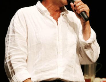 Κερδίστε προσκλήσεις για την παράσταση του Γιάννη Μπέζου "Μέσα από τα φύλλα της καρδιάς"