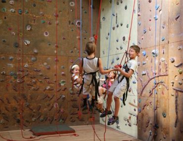 Διαγωνισμός in.gr με δώρο προσκλήσεις για αναρρίχηση στο "The Wall" στην Παλλήνη