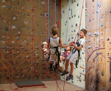 Διαγωνισμός in.gr με δώρο προσκλήσεις για αναρρίχηση στο "The Wall" στην Παλλήνη