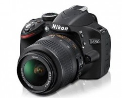 Μία Reflex Nikon D3200 με φακό 18-55mm VR, με 429,90€