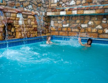 9 Queens Exoteriki Pisina