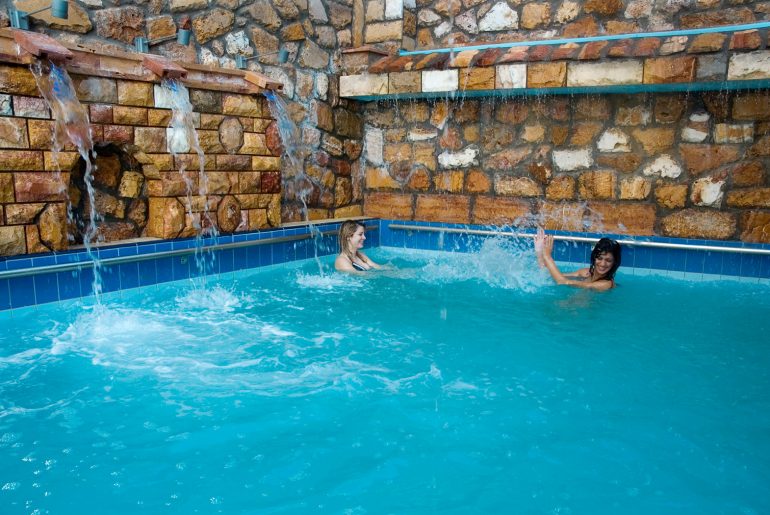 9 Queens Exoteriki Pisina