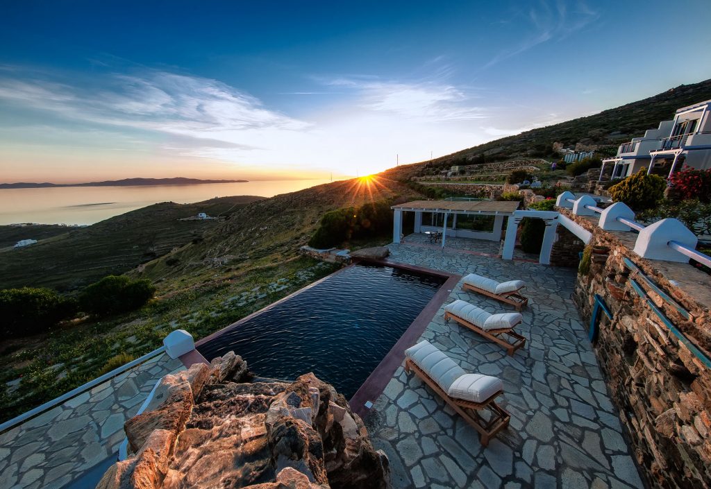 Δύο διανυκτερεύσεις στο Castria Studios στην Τήνο από το Savoir Ville.