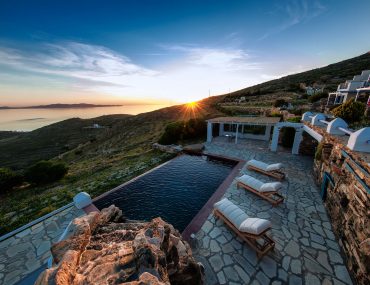 Δύο διανυκτερεύσεις στο Castria Studios στην Τήνο από το Savoir Ville.