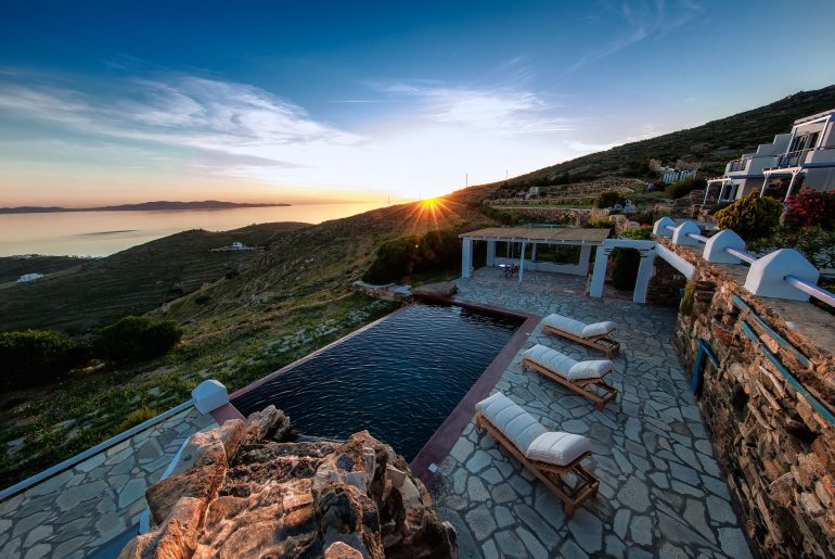 Δύο διανυκτερεύσεις στο Castria Studios στην Τήνο από το Savoir Ville.