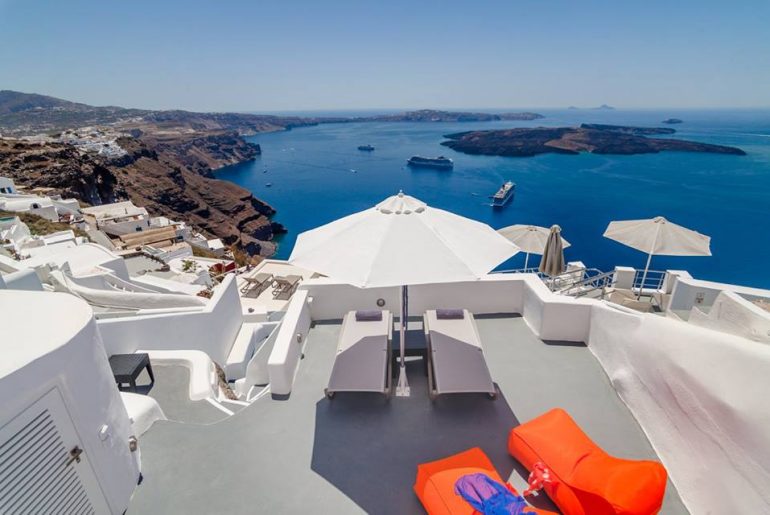 Διαγωνισμός Travel Deal Hunters με δώρο 4ήμερο σε cave villa στη Σαντορίνη