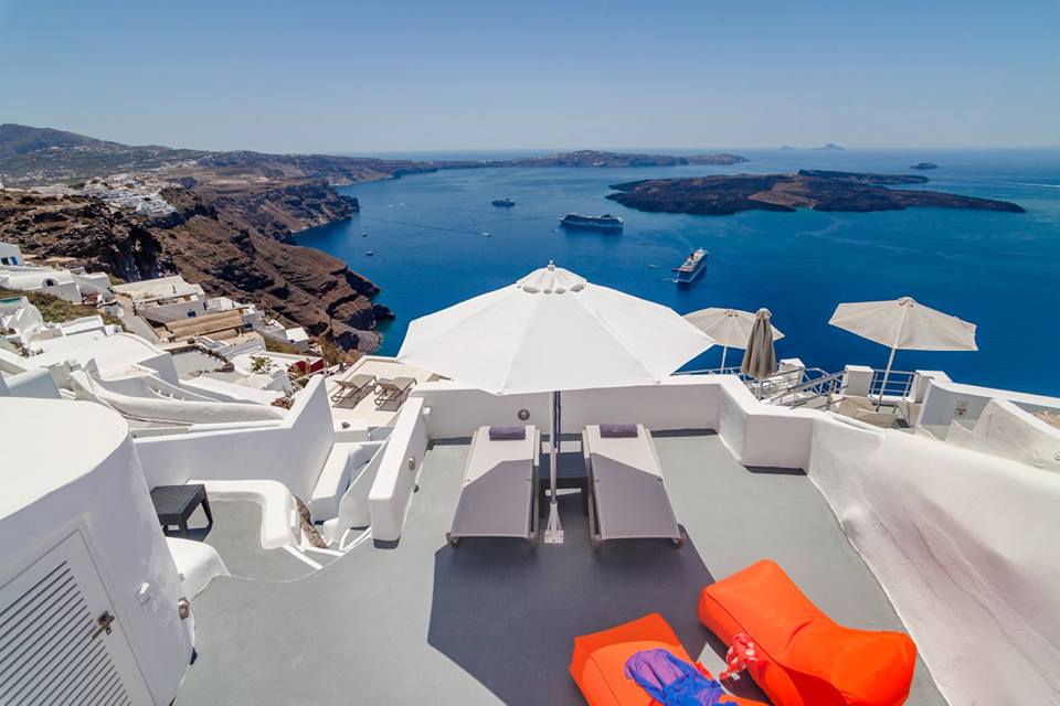 Διαγωνισμός Travel Deal Hunters με δώρο 4ήμερο σε cave villa στη Σαντορίνη