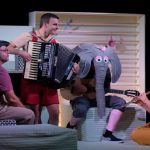 Enas Elefantas Sto Domatio 1024x538