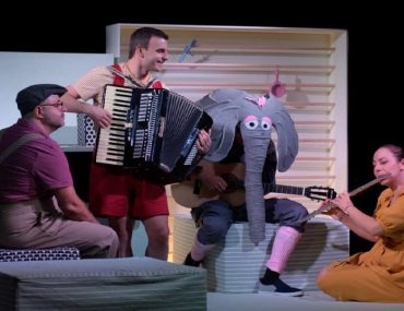 Enas Elefantas Sto Domatio 1024x538