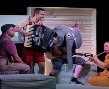 Enas Elefantas Sto Domatio 1024x538