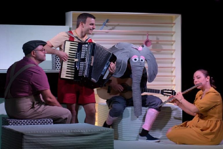 Enas Elefantas Sto Domatio 1024x538